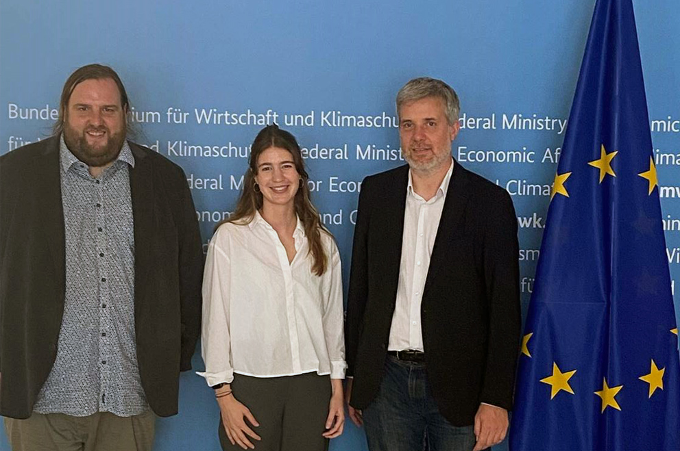 Dieter Janecek (rechts), Koordinator der Bundesregierung für Tourismus, gemeinsam mit Wendelin Haag (links), Vorsitzender des Bundesjugendrings, und Shari Kohlmeyer, Referentin für Jugendreisen, am 16. Juni 2023 im BMWK.